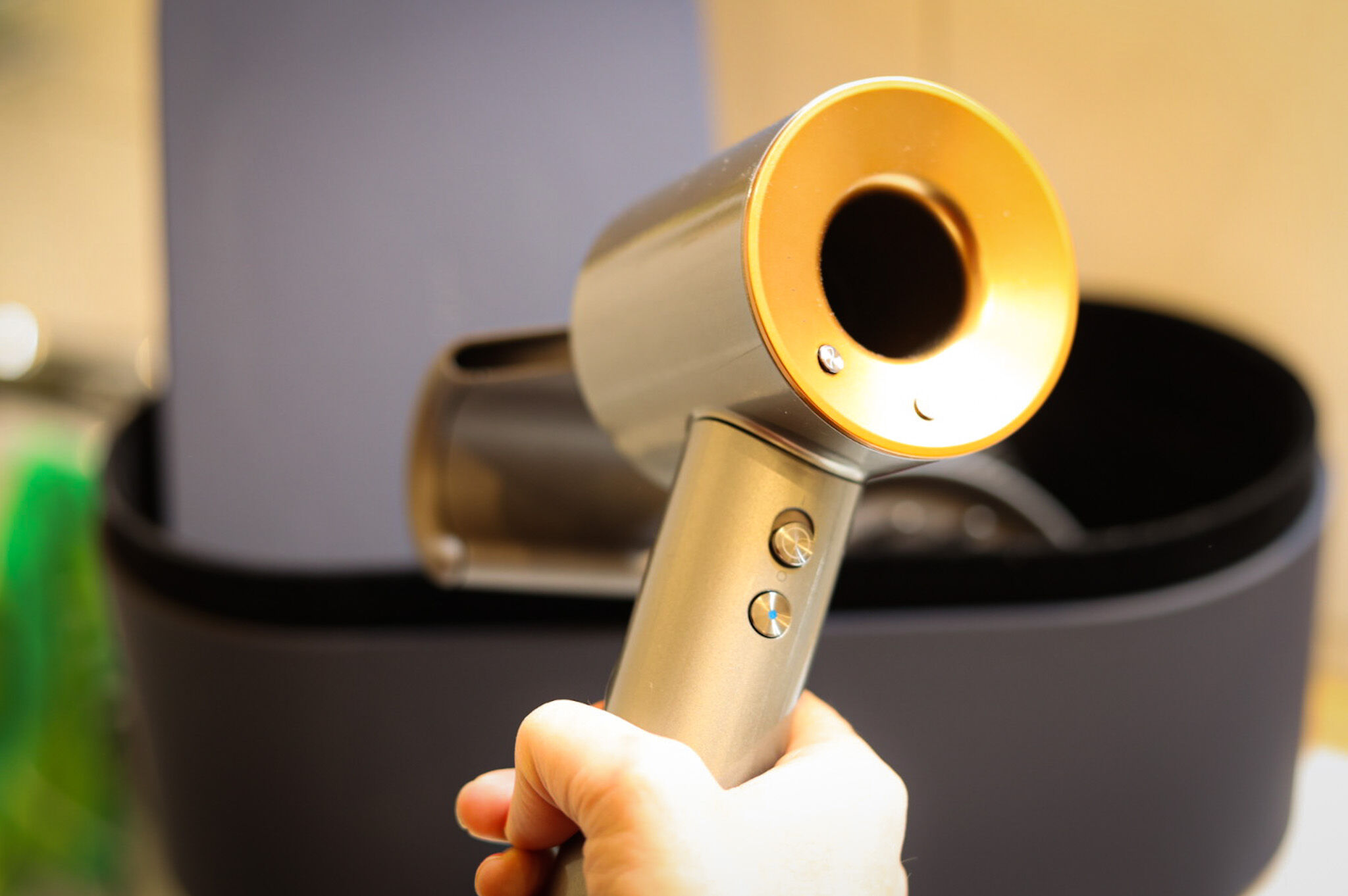 Man sieht den Dyson Supersonic.